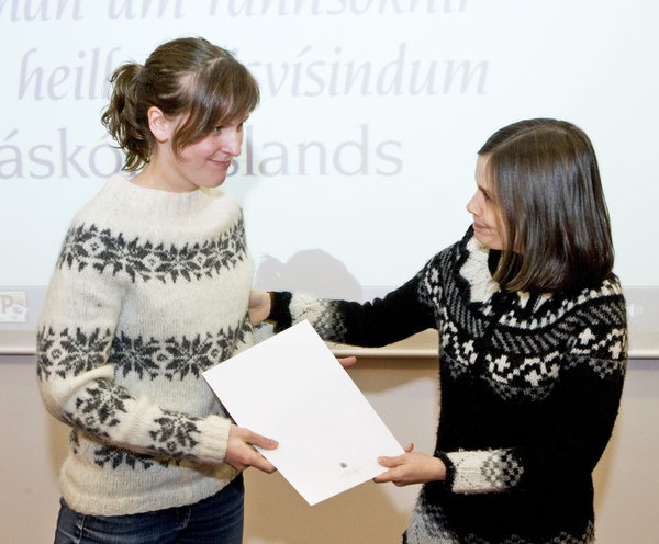 Ráðstefna Heilbrigðisvísindasvið Háskóla Íslands um rannsóknir í líf- og heilbrigðisvísindum Ráðherra afhendir Margréti H. Ögmundsdóttur verðlaun