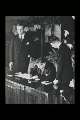 BB-undirritar-stofnsattmala-NATO-1949 Bjarni Benediktsson undirritar stofnsáttmála NATO 4. apríl 1949