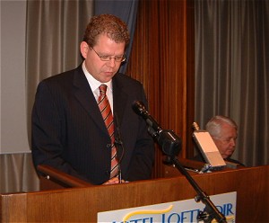Árni Magnússon ávarpar ársfundarfulltrúa